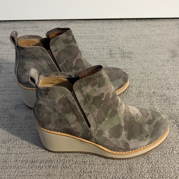 Sofft Emeree Olive Ankle Boots - Picture 4 of 5